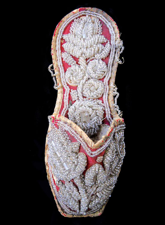 Circa 1860s-1880s Tuscarora wall pocket beaded entirely in crystal beads