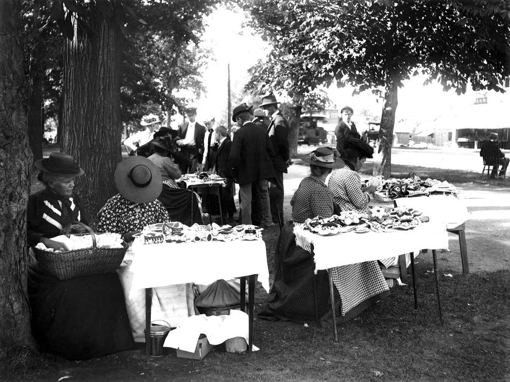 Tuscarora women selling beadwork at Niagara Falls