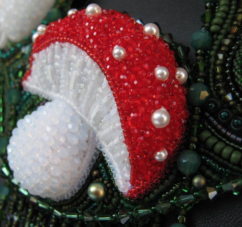 Raised beaded necklace by Svetlana Hackl. Detail