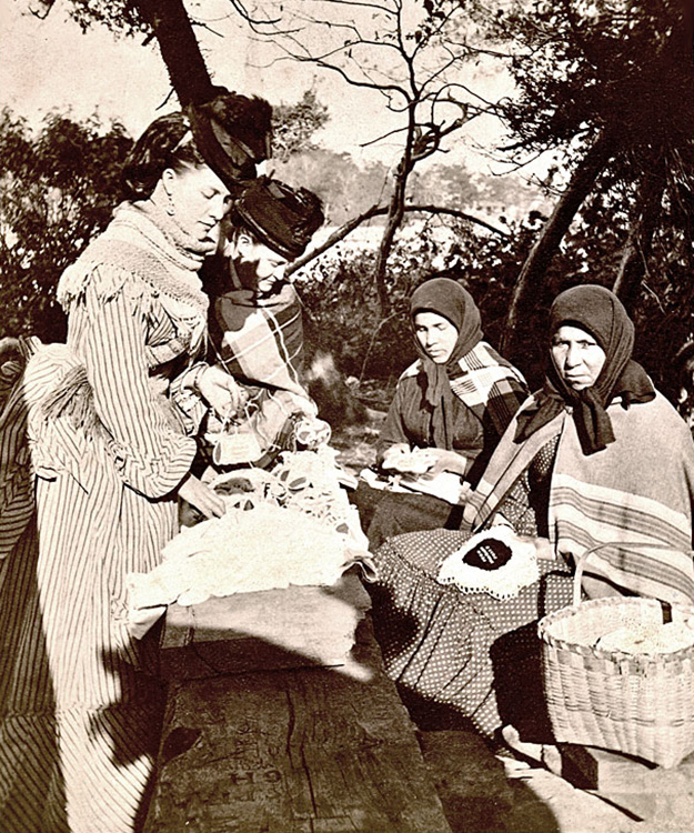 Tuscarora women selling beadwork at Niagara Falls