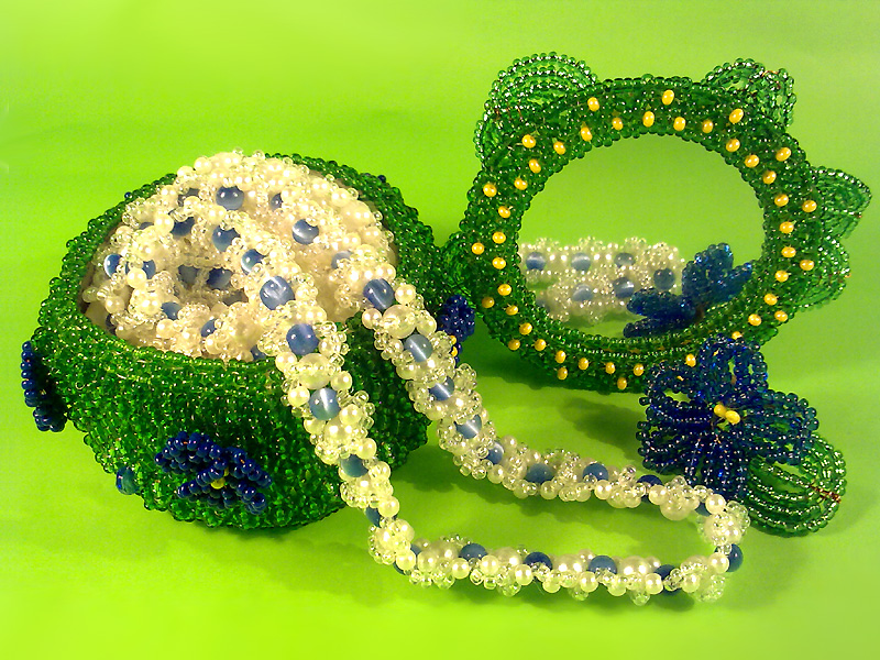 Victoriya Katamashvili. Beaded violet flowers in decoration