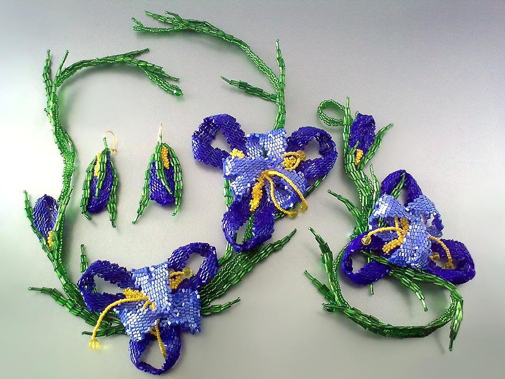 Beaded flowers' jewelry by Victoriya Katamashvili