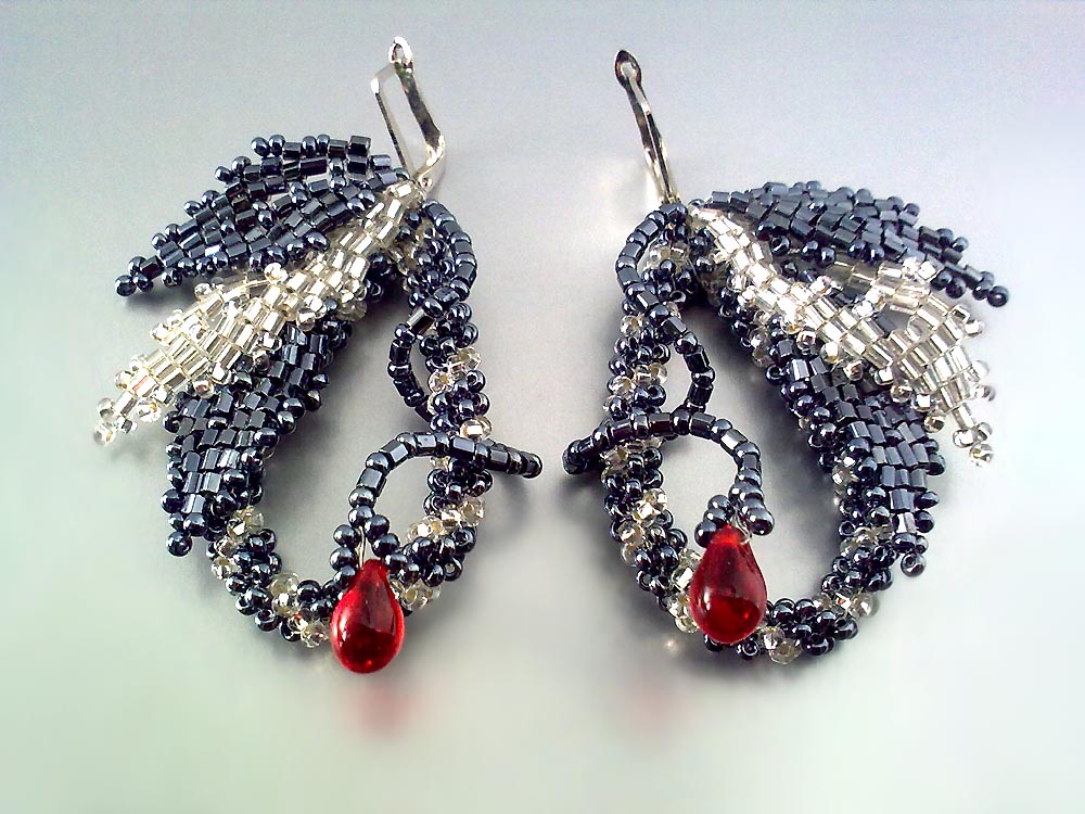 Beaded flowers' jewelry by Victoriya Katamashvili