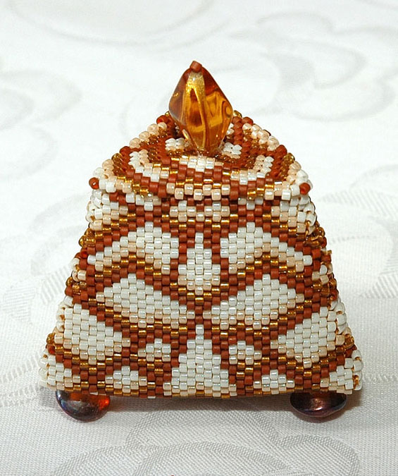 Beaded boxes by Agnes Nyisztor