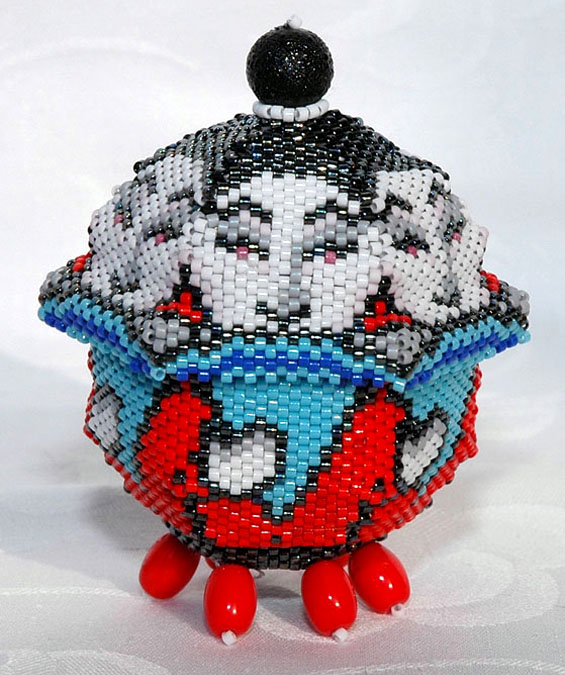 Beaded boxes by Agnes Nyisztor