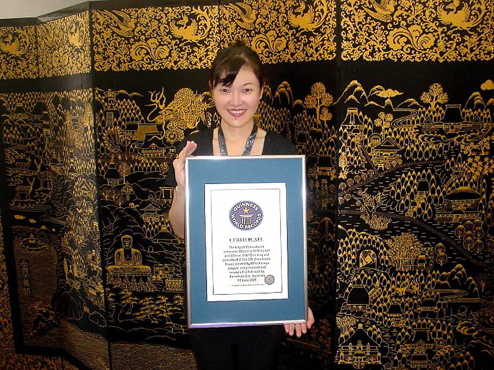 Miho Kanaya with Guinness World Record Certification against Kamakura six-panel screen