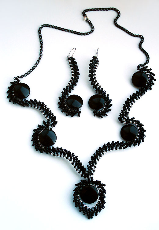 Victoriya Katamashvili. Using St. Petersburg chain stitches in jewelry design