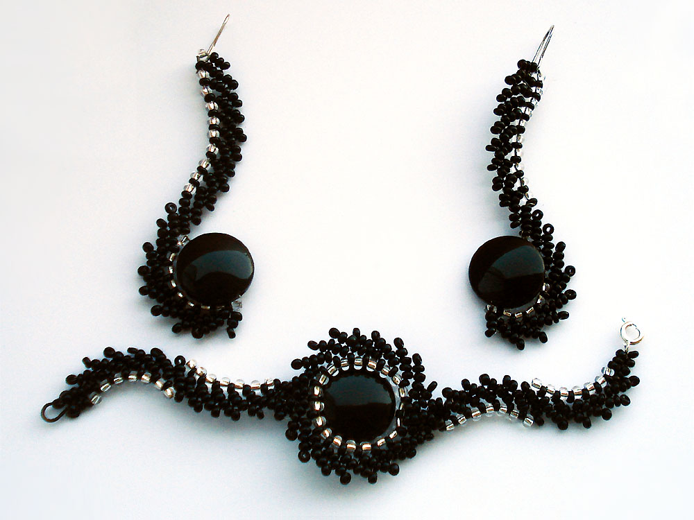 Victoriya Katamashvili. Using St. Petersburg chain stitches in jewelry design