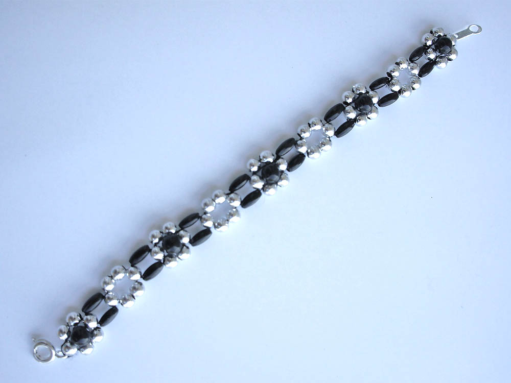 Victoriya Katamashvili. Right angle weave stitch in jewelry