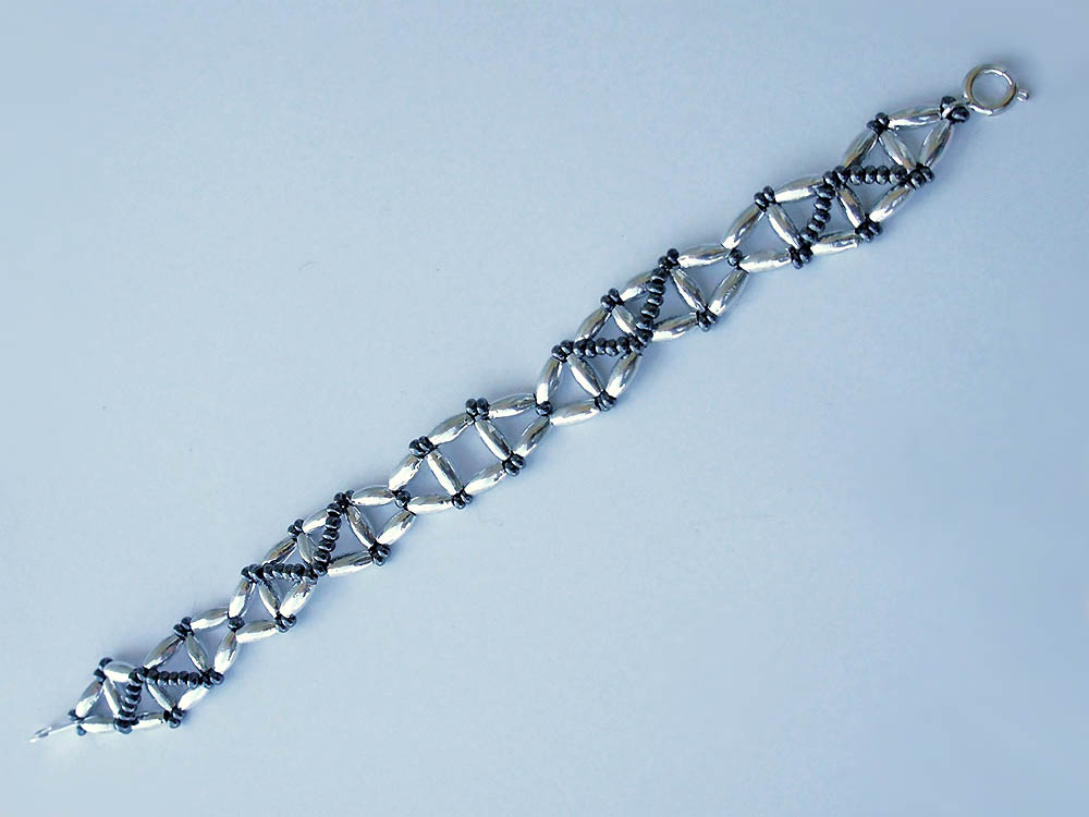 Victoriya Katamashvili. Right angle weave stitch in jewelry