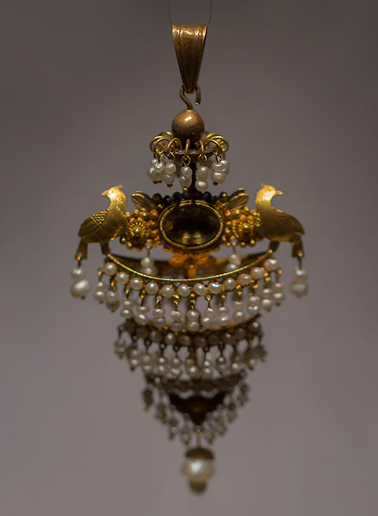 Baroque jewelry. Seed Pearl Gold Pendant