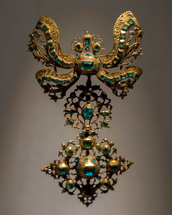 Baroque jewelry. Spanish Gold Colombian Emerald Pendant