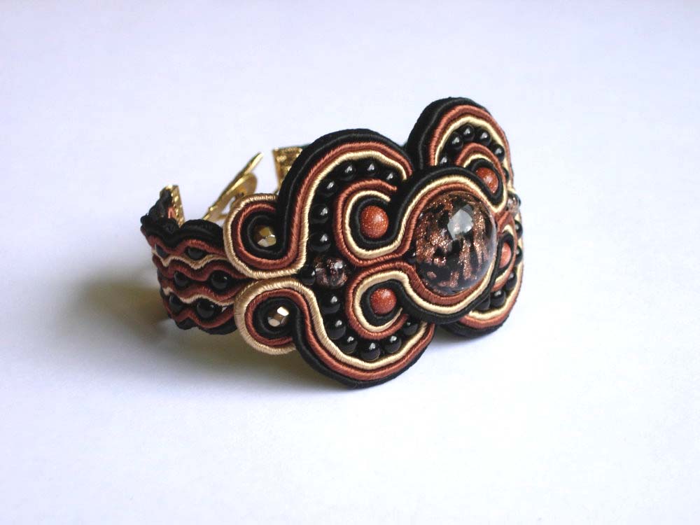 Anneta Valious. Bracelet made from soutache and beads Step 15